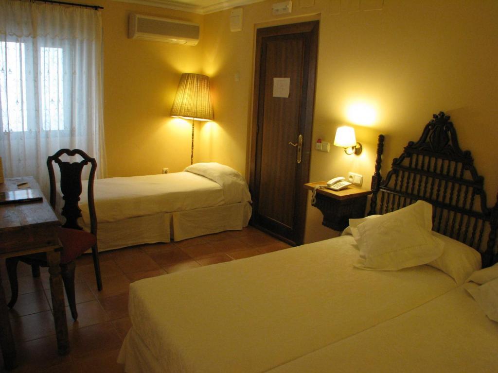 Hotel Don Carlos Caces חדר תמונה