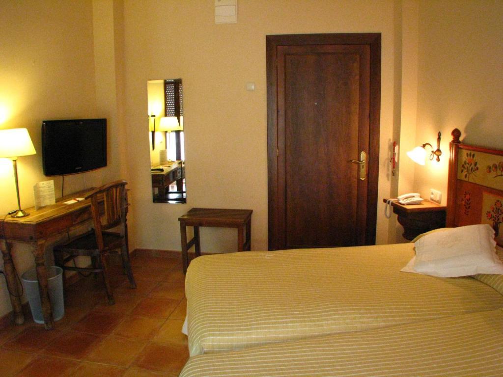 Hotel Don Carlos Caces חדר תמונה