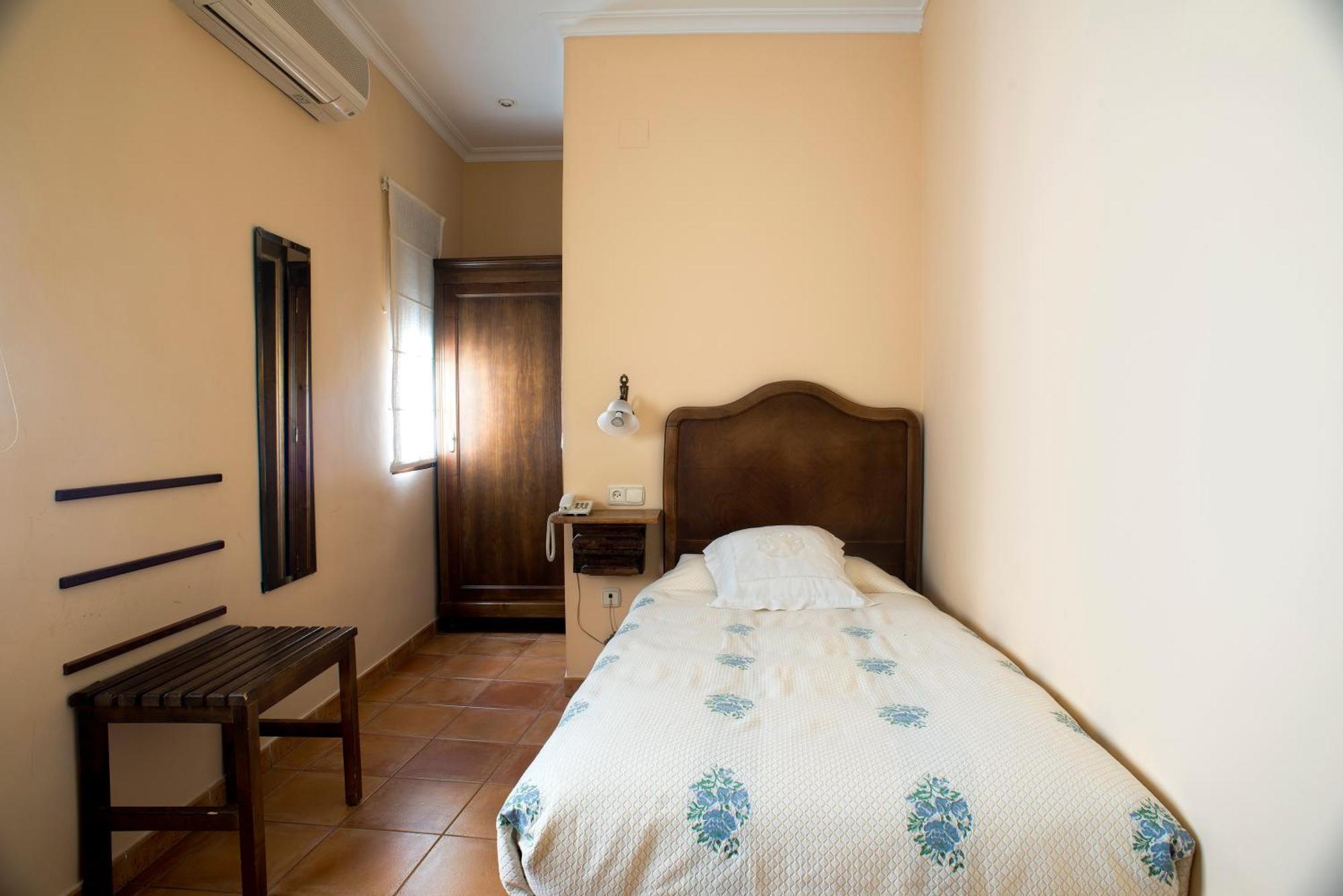 Hotel Don Carlos Caces חדר תמונה