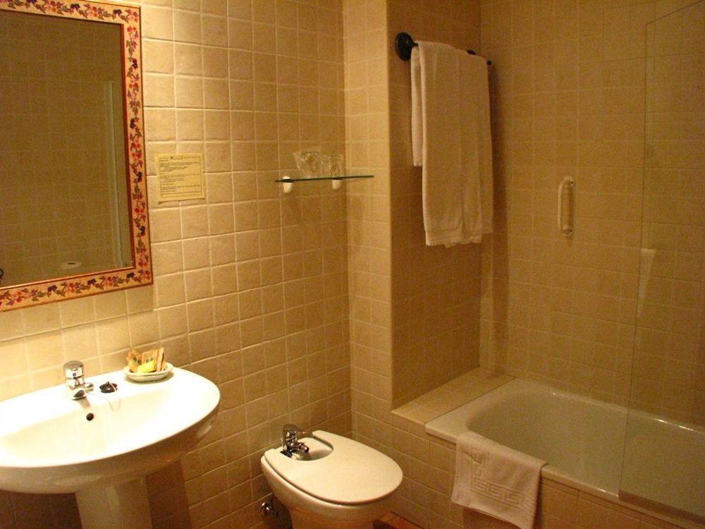 Hotel Don Carlos Caces מראה חיצוני תמונה
